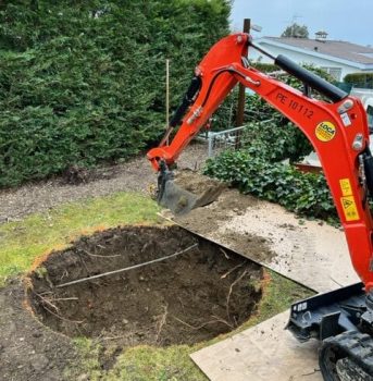 Réalisation d'un terrassement en vue d'une plantation d'un arbre en pot